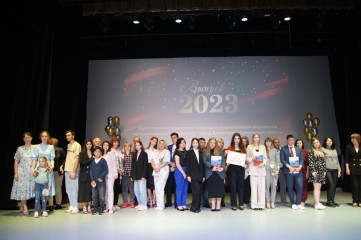 торжественная церемония награждения выпускников-медалистов 2023 года - фото - 20